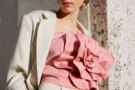 Floraler Trend: 3D-Blüten sind die Hingucker der Saison. Hier ein Beispiel von &other stories (Blazer ca. 129 Euro, Top ca. 99 Euro, Hose ca. 99 Euro).