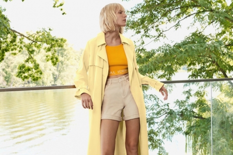 Zitrus- und Mango-Nuancen sorgen für einen frischen Frühlingslook. Hier ein Kombinationsbeispiel von comma (Top ca. 60 Euro, Hose ca. 70 Euro, Trenchcoat ca. 180 Euro)