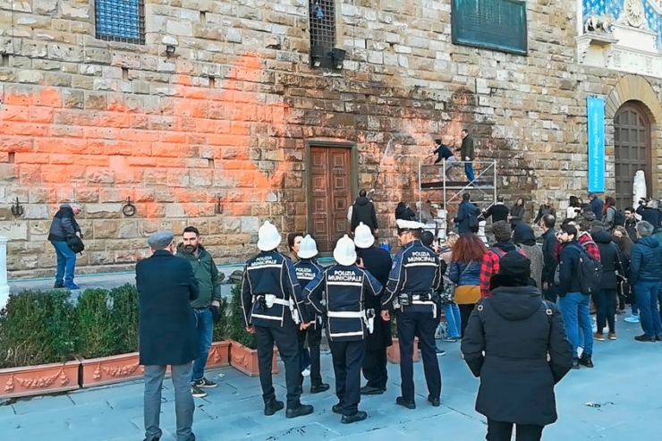Florenz / Klimaaktivisten beschmieren Palazzo Vecchio mit Farbe