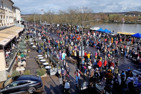 Remich / Jokus war den Narren hold: Närrischer Lindwurm begeistert Tausende Besucher bei Kavalkade