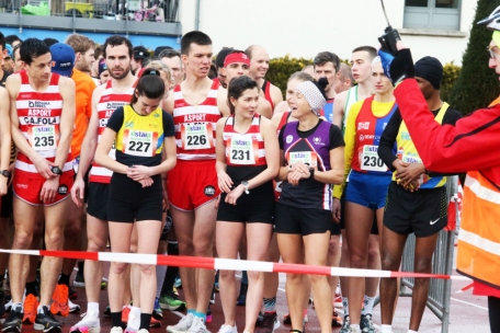 Gespanntes Warten am Start: Nach den zehn Kilometern sicherte sich Lena Kersch (Nr. 231) den Meistertitel vor Shefi Xhaferaj (rechts daneben)