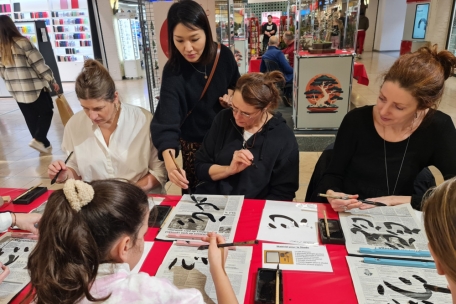 Luxemburg / Poesie mit Tusche: Rei Hayashimoto führt in die  japanische Kalligrafie und Tuschmalerei ein