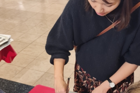 Die junge Japanerin besitzt ein Meisterzertifikat in Kalligrafie