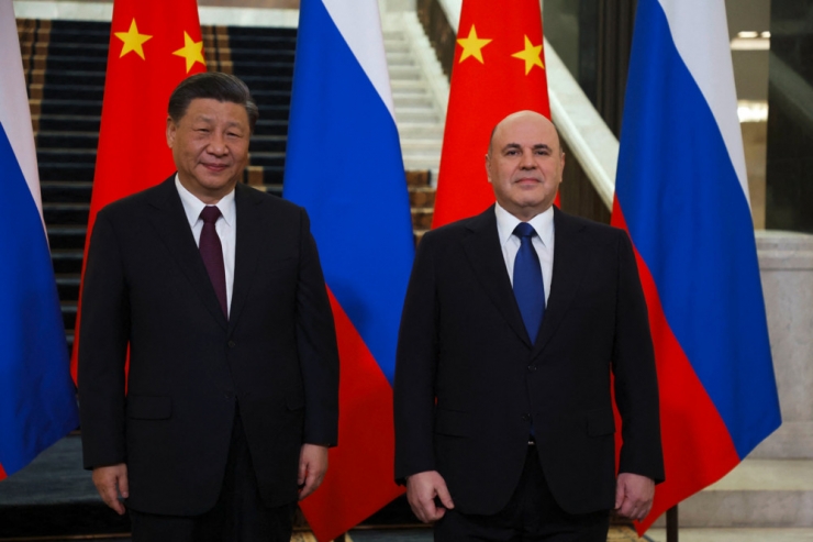 Diplomatie / Trotz Haftbefehls: Xi Jinping lädt Putin nach China ein