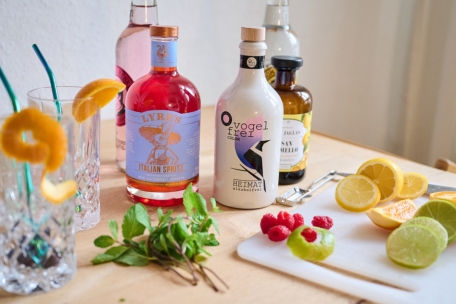 Alkoholfreie Spirituosenflaschen für einen Cocktail