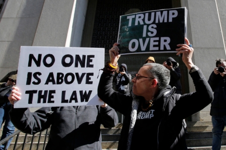Anti-Trump-Demonstranten halten vor der Staatsanwaltschaft von Manhattan Plakate hoch