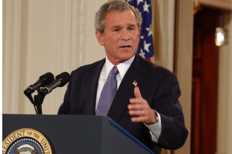 US-Präsident George W. Bush nennt im April 2004 einen Vergleich zwischen Irak und Vietnam eine falsche Analogie, die „unseren Truppen und dem Feind“ eine falsche Botschaft sende