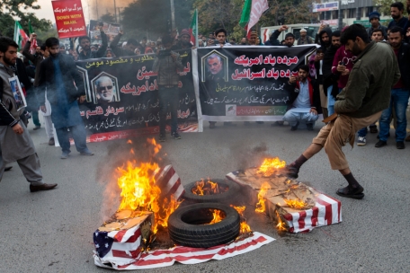 Januar 2020, Pakistan, Islamabad: Schiitische Muslime aus Pakistan verbrennen während einer Demonstration gegen einen US-Luftangriff im Irak, bei dem der iranische General Soleimani getötet wurde, Flaggen der Vereinigten Staaten