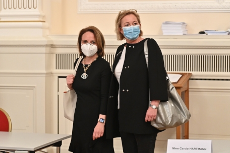 Mussten sich am 1. April 2021 in der Chamber einer sehr hitzig und emotional geführten Debatte um die Aufklärung der Corona-Cluster stellen: Familienministerin Corinne Cahen (DP) und Gesundheitsministerin Paulette Lenert (LSAP). Die Opposition forderte geschlossen den Rücktritt der DP-Ministerin.