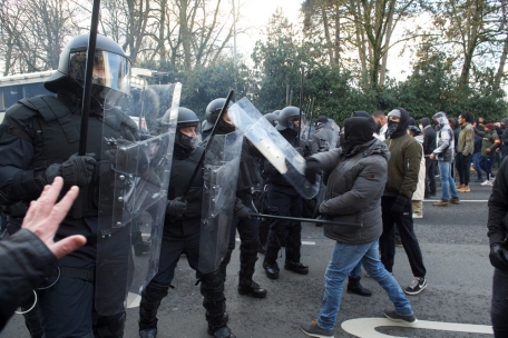 Die Corona-Proteste am 11. Dezember 2021 am Glacis eskalieren, die Polizei setzt den von der belgischen Polizei bereitgestellten Wasserwerfer ein