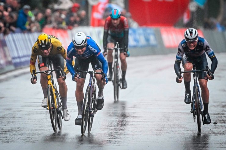 Radsport / Philipsen gewinnt ersten Test: Belgier siegt bei Brugge-De Panne – Kirsch fährt nicht ins Ziel
