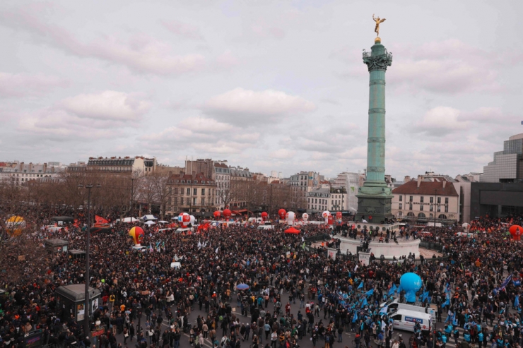 France / Confronté à une contestation de plus en plus violente, Macron peine à trouver une issue