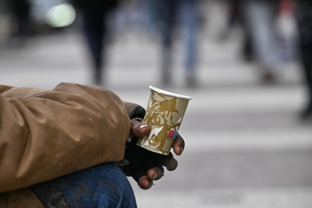 Täglich hoffen Menschen in den Straßen der Hauptstadt still und leise darauf, dass in den Pappbechern vor ihnen einige Münzen landen