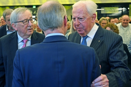 Auch die beiden CSV-Granden und ehemaligen EU-Kommissionspräsidenten Jean-Claude Juncker (links) und Jacques Santer (rechts) gratulieren Luc Frieden