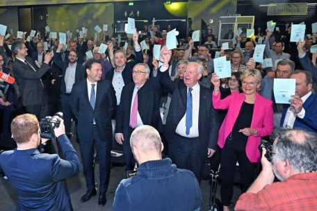 Die beiden ehemaligen Staatsminister Juncker und Santer drückten ihre Unterstützung für den einstigen „Dauphin“ aus