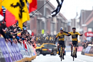 Radsport / Machtdemonstration: Van Aert schenkt Teamkollege Laporte den Sieg bei Gent-Wevelgem