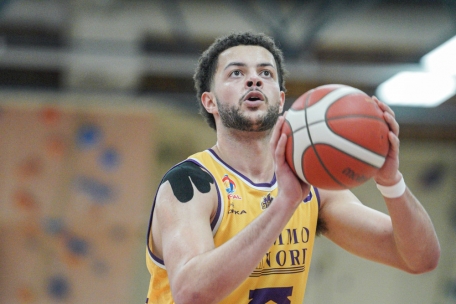 Alex Reese (in Gelb) war mit 28 Punkten Topscorer der Partie