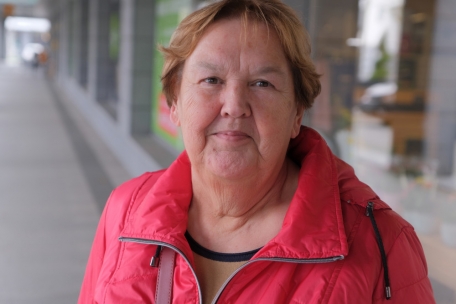 Yolande (69) lebt gerne in der 5.400-Einwohner-Gemeinde