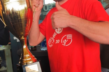 Petrit Cakaj mit dem Pokal nach der Saison 2021/22