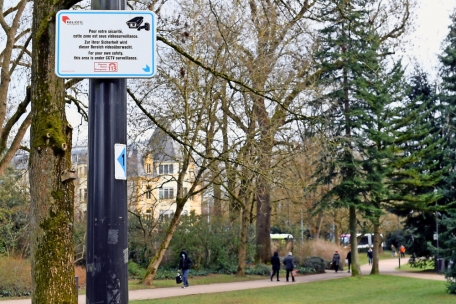 Schon jetzt weisen in der Hauptstadt Schilder darauf hin, wenn an einem Ort gefilmt wird