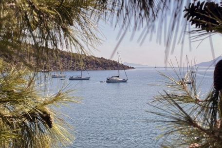 Blick vom Kirchplatz in Epidauros auf die Bucht: Der Saronische Golf ist ein beliebtes Segelrevier