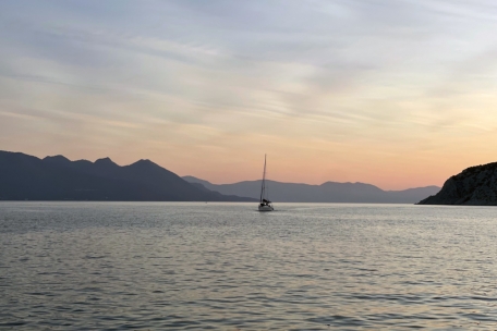 Sonnenuntergang in der Bucht von Perdika an der Südwestspitze von Ägina