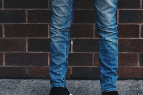 Zwei Trends in einem: Lässige Schnitte und Jeans