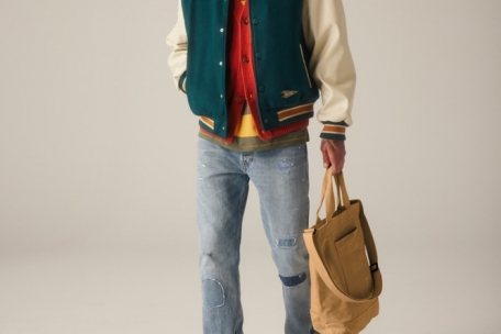 Der klassische College-Look lässt sich mit lässigen Streetwear-Stücken modisch aufpeppen. Hier ein Beispiel von Levi’s (Weste ca. 70 Euro, Jacke ca. 250 Euro, Jeans ca. 150 Euro, Tasche ca. 40 Euro, Schuhe ca. 180 Euro).