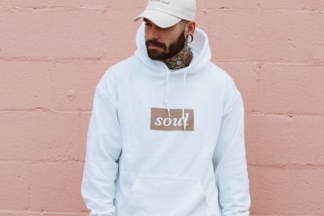 „Das klassische Baseballcap ist in der Regel abgerundet“, so Rose. Getragen wird es dann mit dem Schirm nach vorne.