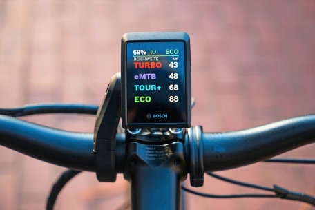 Bunte Anzeige: Die Ablesbarkeit des Bosch-Displays ist auch bei Sonneneinstrahlung gut