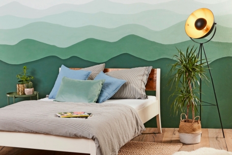 Mehr Grün fürs Zuhause: Die Sehnsucht vieler nach mehr Natur bringt Pflanzen- und Landschaftsmotive in unser Zuhause. Auch an der Wand. Hier ein Beispiel von Erfurt Tapeten.