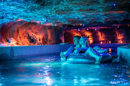 Im Europa-Park wurde die Wasserwelt Rulantica um eine große Rennrutsche erweitert – wer es ruhiger mag, nimmt stattdessen im Reifen Platz