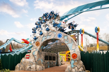 Im Legoland bei Günzburg eröffnet zum Saisonstart die neue Themenwelt Lego Mythica samt Achterbahn mit Korkenzieher-Element