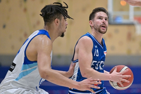 Dem Escher Pit Biever (in Blau) gelangen im letzten Viertel zwei wichtige Distanzwürfe