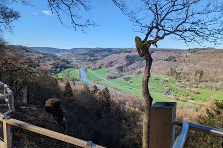 Von der Paulsplatte hat man einen uneingeschränkten Blick über das Sauertal