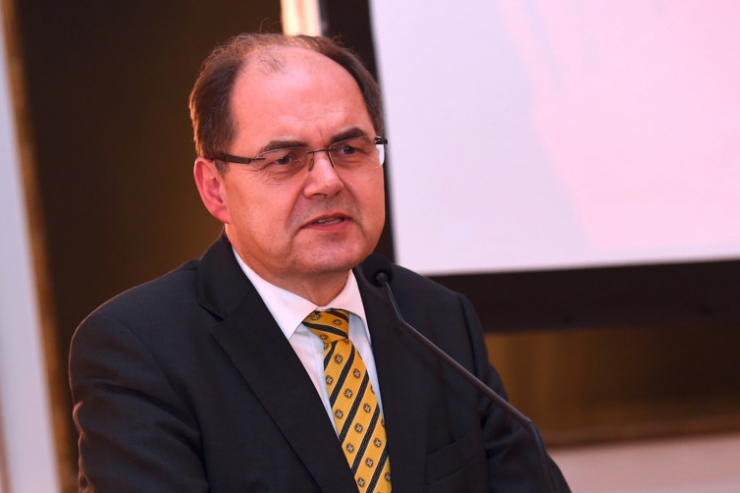 Balkan / Fehlschläge und Fehltritte: Bosniens Oberschiedsrichter steht unter Druck