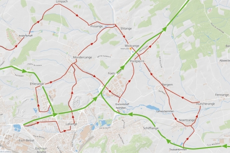 Die Autofahrer suchen sich morgens über etliche Neben- und Nationalstraßen (rot) ihren Weg zurück zur A4, um dem Stau auf den Autobahnen (grün) zu entkommen