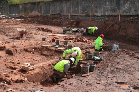 Der jahrzehntelang versiegelte Boden gibt seine noch viel älteren Schätze preis
