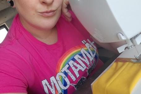 Mona beim Nähen