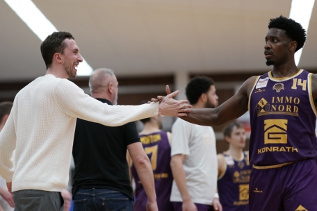 Freude bei Bobby Melcher (l.), der aufgrund seiner Knöchelverletzung weiterhin von der Bank aus zuschauen muss