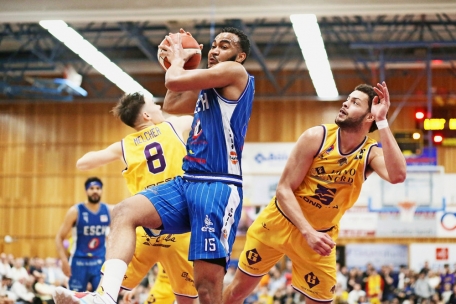 Auch die Ersatzspieler um Jeffry Monteiro (in Blau) brachten in Partie drei wichtige Impulse in das Escher Spiel