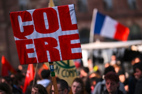 Un manifestant brandit un carton lors d’une manifestation 