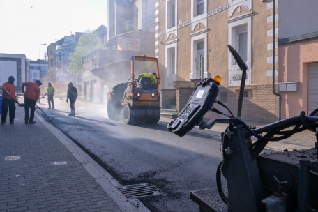 In einem Teilstück der rue du Commerce fanden Asphaltierungsarbeiten statt