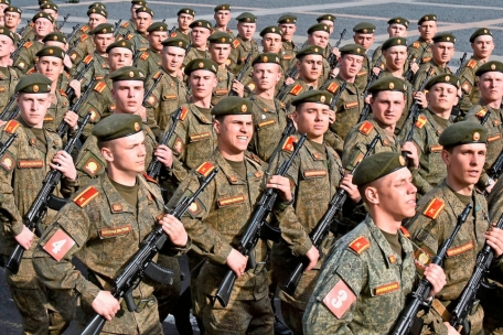 Russland / „Sei ein Mann! Zieh in den Schützengraben!“: Wie das russische Verteidigungsministerium neue Vertragssoldaten gewinnen will