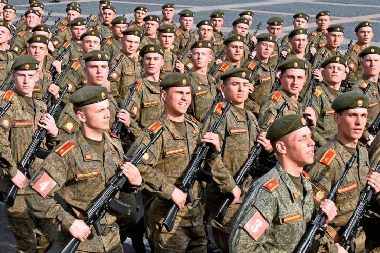 Russland / „Sei ein Mann! Zieh in den Schützengraben!“: Wie das russische Verteidigungsministerium neue Vertragssoldaten gewinnen will