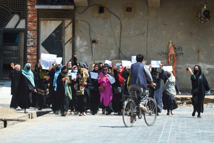 Diktatur / Frauen demonstrieren in Kabul gegen internationale Anerkennung der Taliban