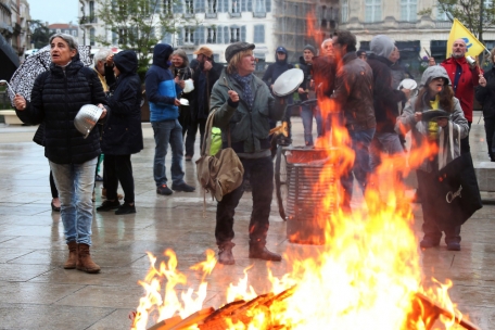 Personen schlagen am 24. April auf Töpfe, um ihre Unzufriedenheit mit der Rentenreform des französischen Präsidenten Macron auszudrücken.