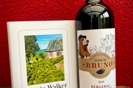 Martin Walker hat mit „Bruno“ den idealen Périgord-Botschafter geschaffen. Passend zur Lektüre gibt es einen leckeren Wein.