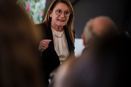 Auch nach zehn Jahren im Beruf ist Laura Fontani passioniert von der Kunst der Gelato-Herstellung