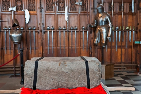 Der Stone of Destiny, der auch als Stone of Scone bekannt ist, liegt in Edinburgh Castle, bevor er zur Krönung von König Charles III. unter den Krönungsstuhl in der Westminster Abbey gebracht wird. Der Stein kehrt zum ersten Mal seit 1996 nach England zurück, um bei der Krönungszeremonie eine Schlüsselrolle zu spielen. 